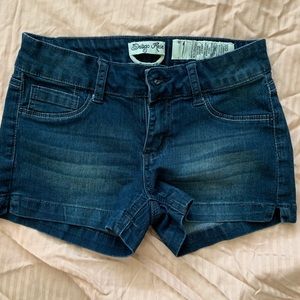 Low waisted dark blue shorts